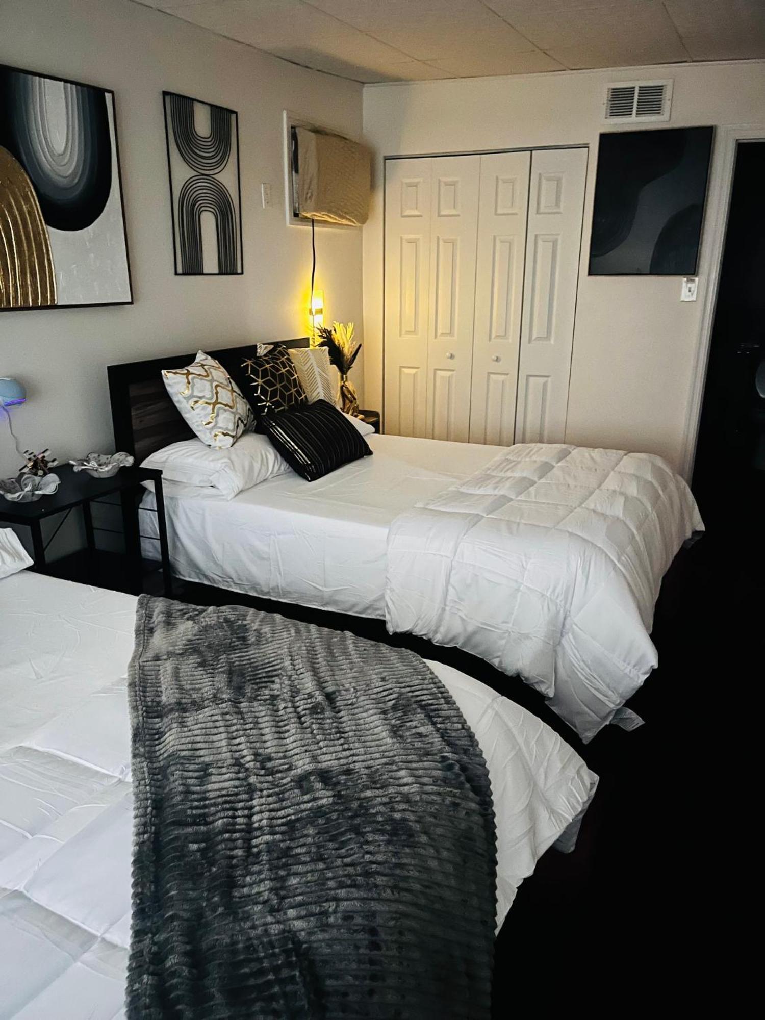 Stylish Cozy Quiet Family Retreat And Romantic Getaway Sleeps Up To 7 With Fast Wifi, Free Parking, Work Station, Alexa Enabled, Fenced In Backyard For Pets Grill Party Patio, Porch, Beach, Canal, Stadium,Boardwalk Restaurants, And Much More! Atlantic City Buitenkant foto