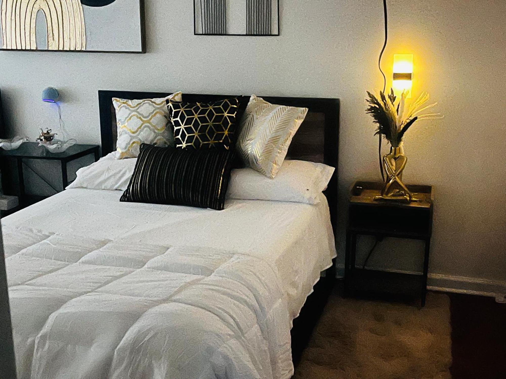 Stylish Cozy Quiet Family Retreat And Romantic Getaway Sleeps Up To 7 With Fast Wifi, Free Parking, Work Station, Alexa Enabled, Fenced In Backyard For Pets Grill Party Patio, Porch, Beach, Canal, Stadium,Boardwalk Restaurants, And Much More! Atlantic City Buitenkant foto