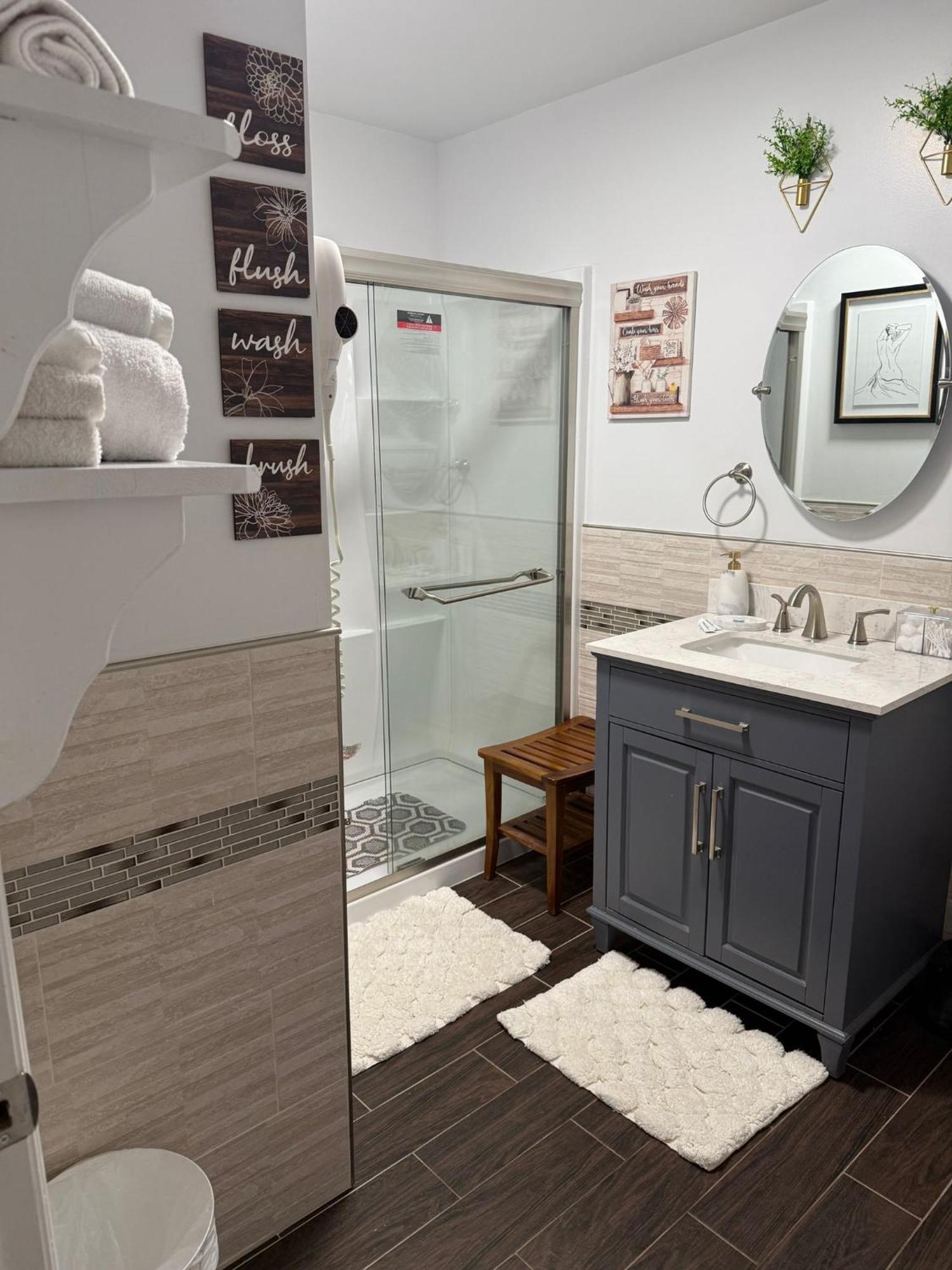 Stylish Cozy Quiet Family Retreat And Romantic Getaway Sleeps Up To 7 With Fast Wifi, Free Parking, Work Station, Alexa Enabled, Fenced In Backyard For Pets Grill Party Patio, Porch, Beach, Canal, Stadium,Boardwalk Restaurants, And Much More! Atlantic City Buitenkant foto