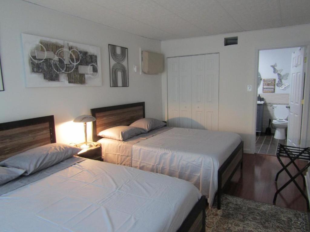 Stylish Cozy Quiet Family Retreat And Romantic Getaway Sleeps Up To 7 With Fast Wifi, Free Parking, Work Station, Alexa Enabled, Fenced In Backyard For Pets Grill Party Patio, Porch, Beach, Canal, Stadium,Boardwalk Restaurants, And Much More! Atlantic City Buitenkant foto